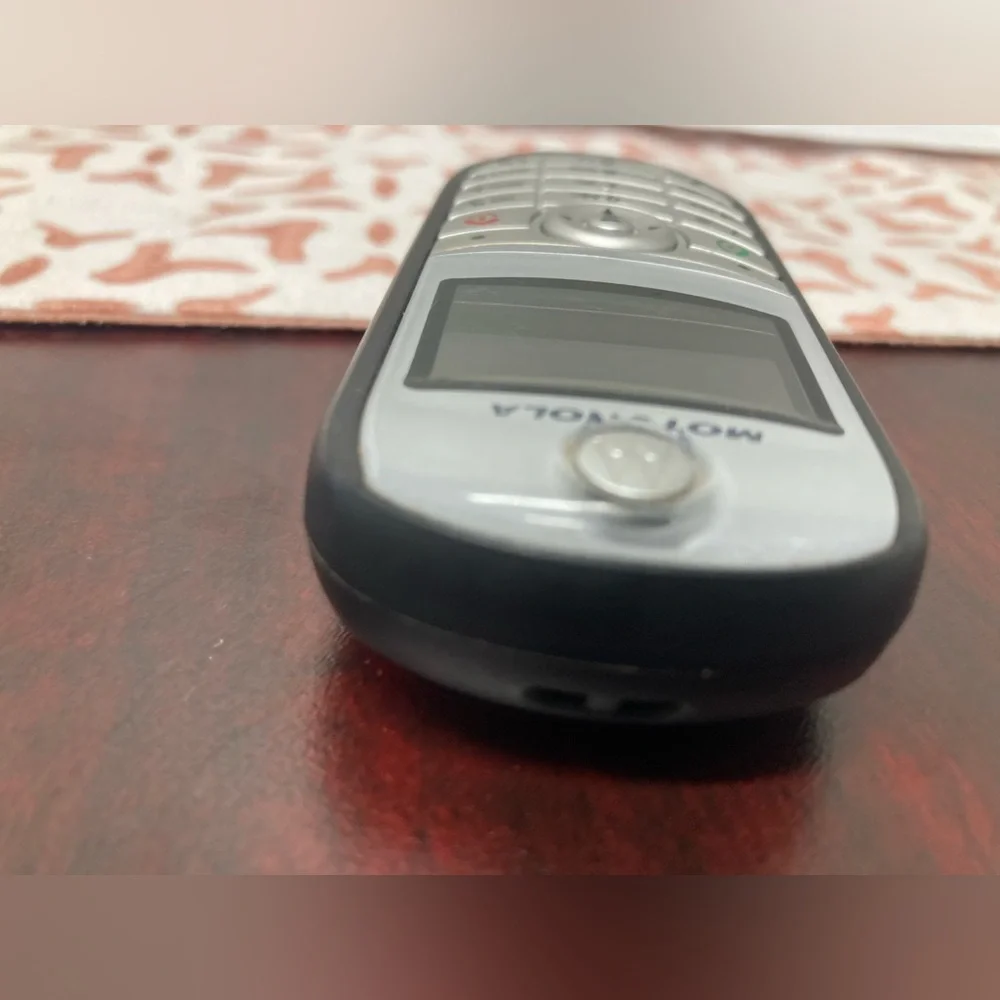 Motorola C139 cell phone basic call device TracFone network black silver